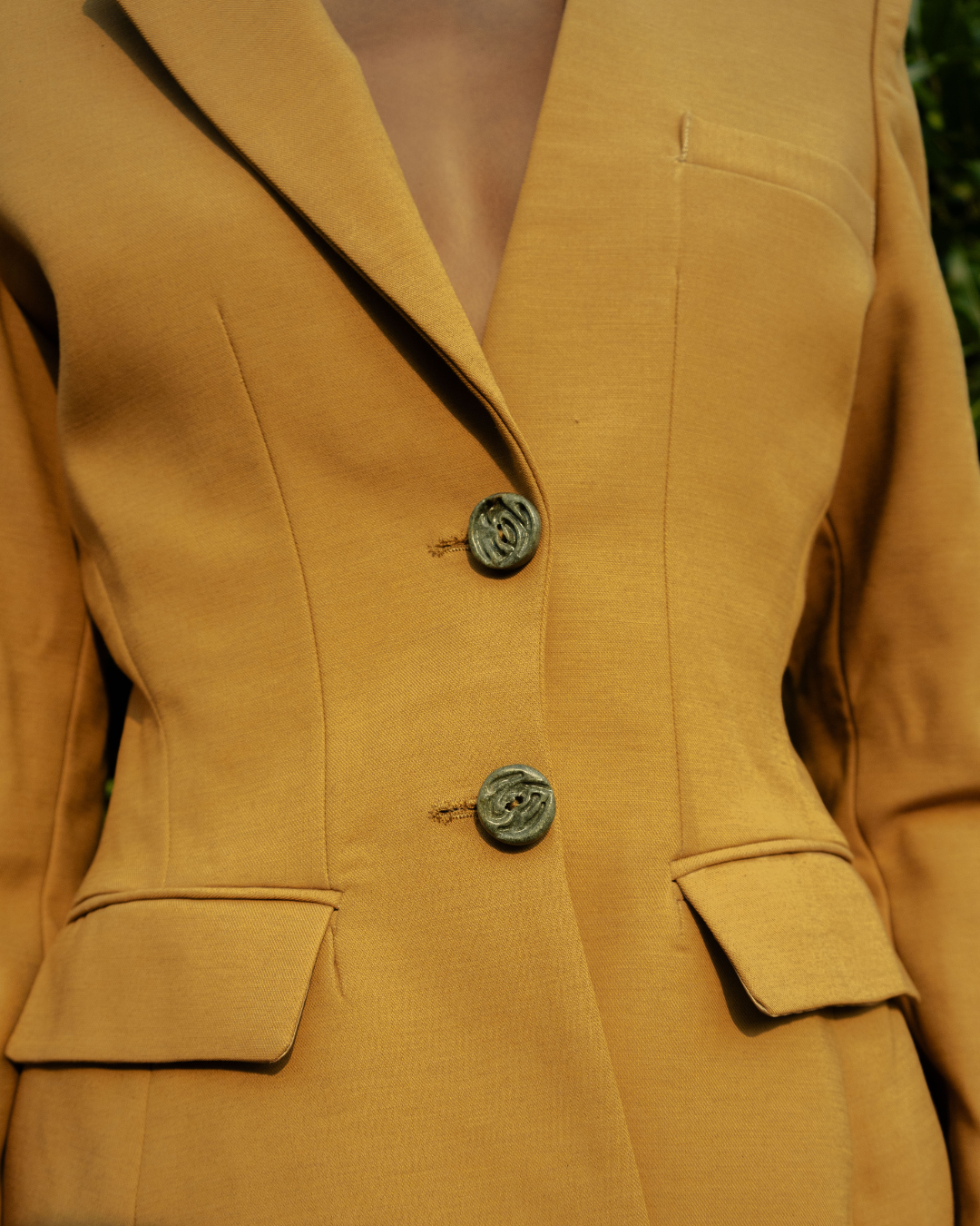 Tailleur cintré en Laine à boutons en Pierre de MBIGOU